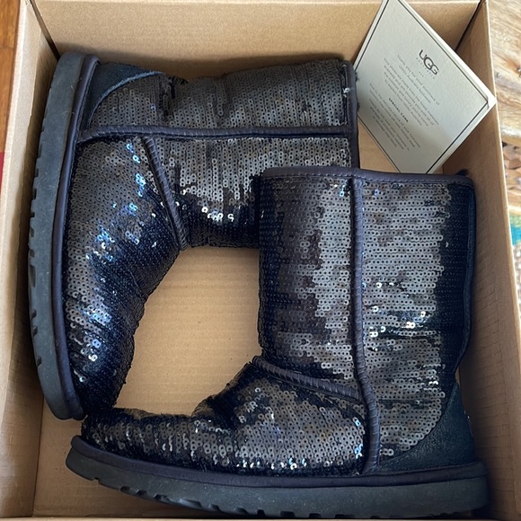 UGG class short sequin boot- Black, size 6